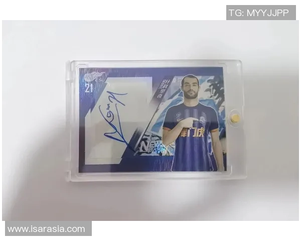 如何将足球球员球星卡巧妙装饰并挂在书包上提升个性魅力